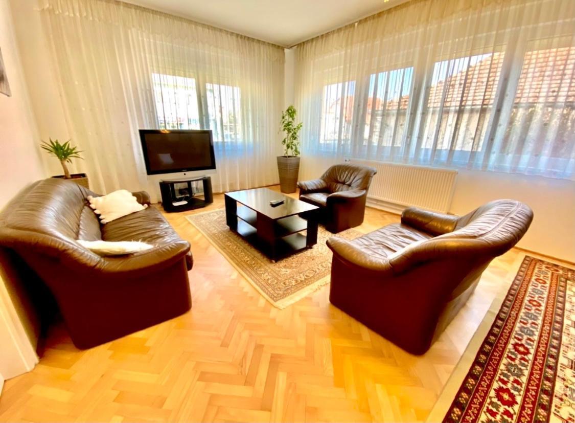Roselio Garden Apartment เฮวิซ ภายนอก รูปภาพ